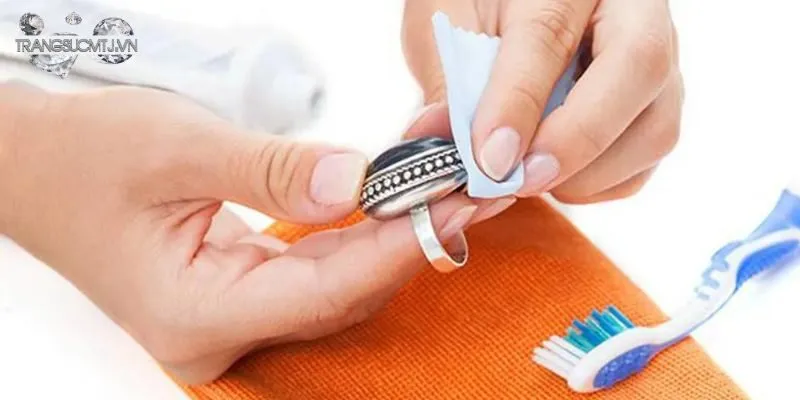Các Phương Pháp Làm Sạch Trang Sức Kim Cương Tại Nhà
